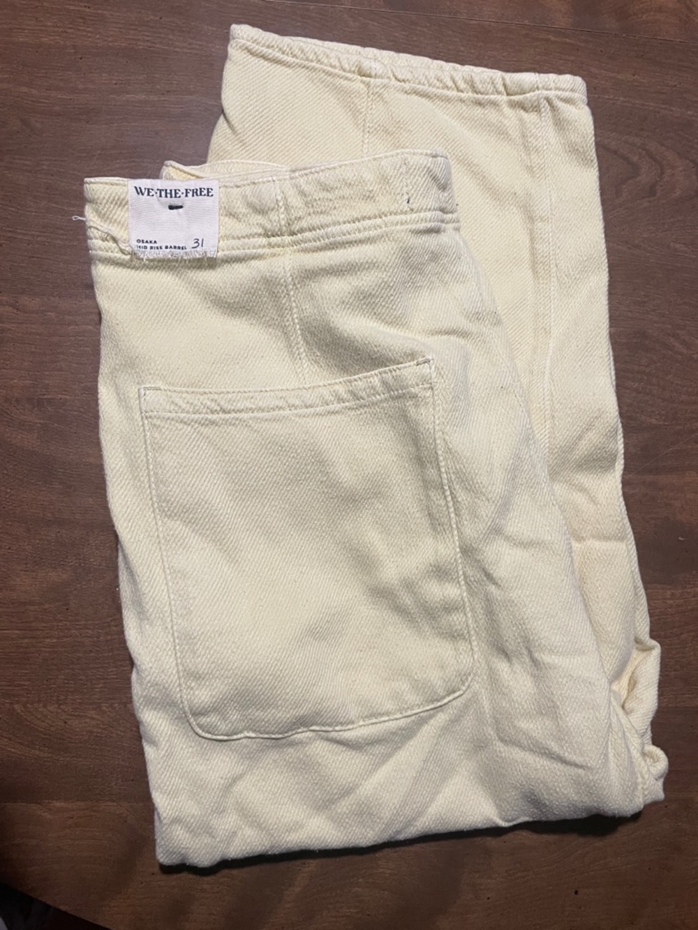 We The Free chartreuse yellow button fly barrel leg pant. Soft, short, size 31